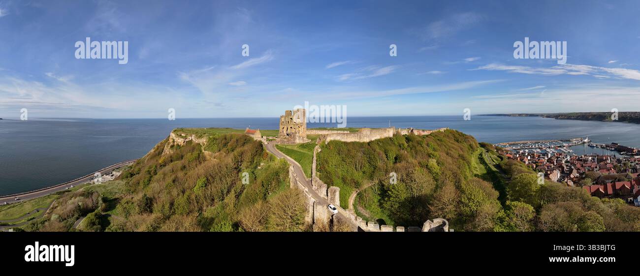 Vista panoramica del castello di Scarborough, fortificazione militare medievale, North Yorkshire Foto Stock