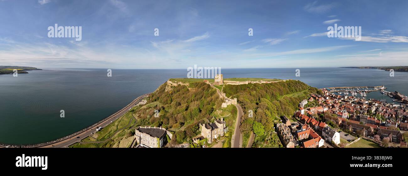 Vista panoramica del castello di Scarborough, fortificazione militare medievale, North Yorkshire Foto Stock