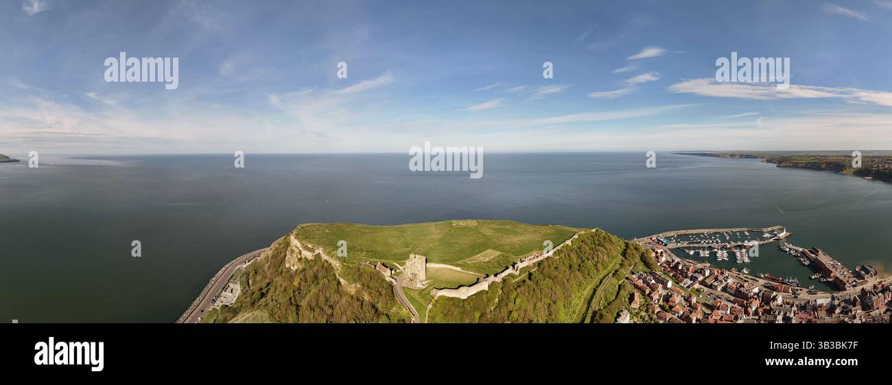 Vista panoramica del castello di Scarborough, fortificazione militare medievale, North Yorkshire Foto Stock