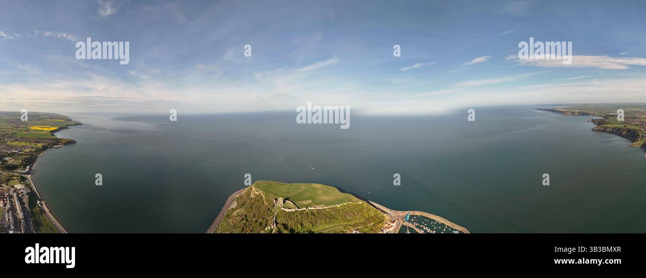 Vista panoramica del castello di Scarborough, fortificazione militare medievale, North Yorkshire Foto Stock