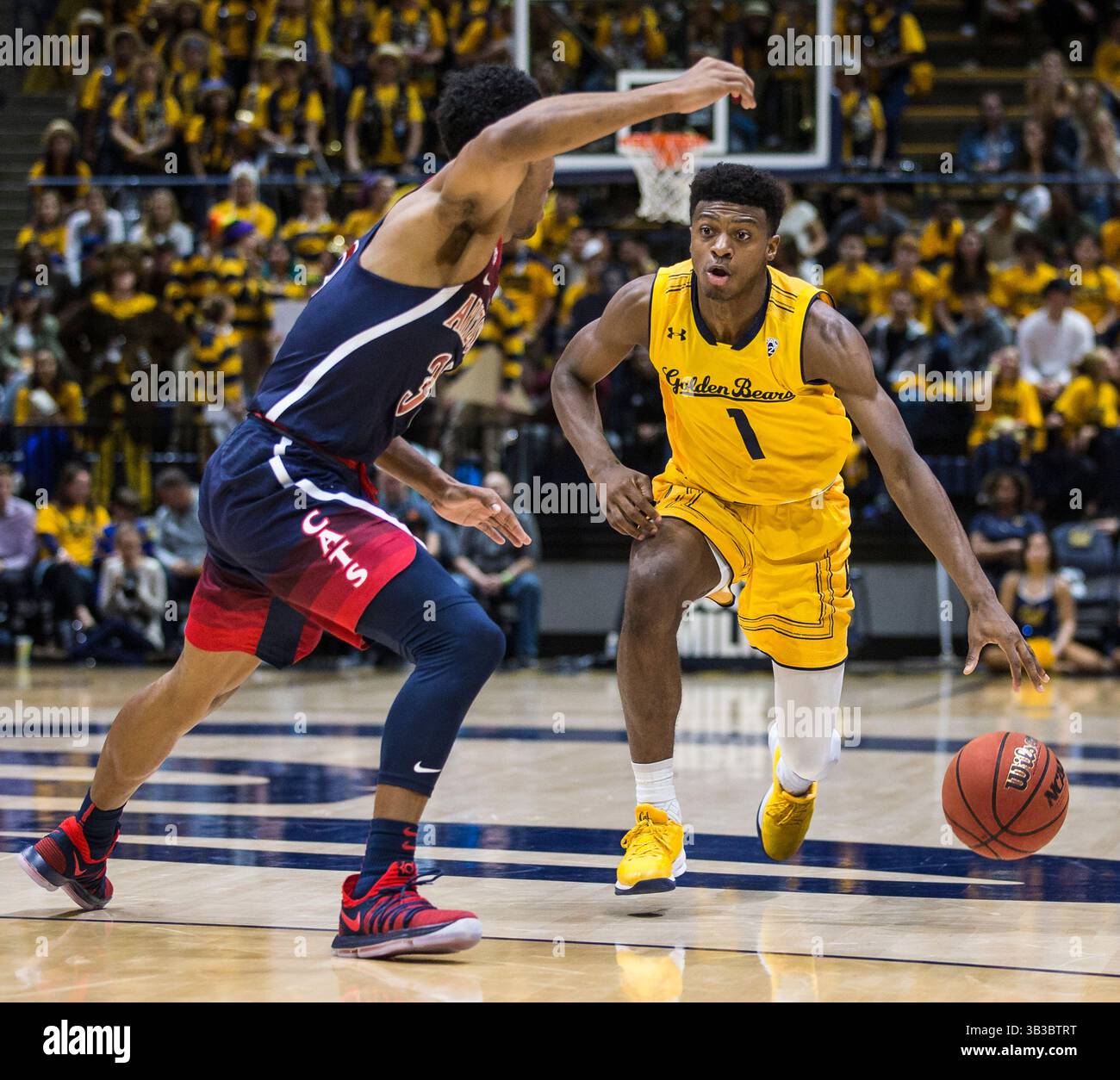 17 gennaio 2018 Berkeley, CA U.S.A. la guardia californiana Darius McNeill (1) porta il pallone in campo durante la partita di pallacanestro maschile NCAA tra University of Arizona Wildcats e California Golden Bears 58-79 perse all'Hass Pavilion Berkeley California. Thurman James / CSM(immagine di credito: &Copy; Thurman James/CSM tramite cavo ZUMA) Foto Stock