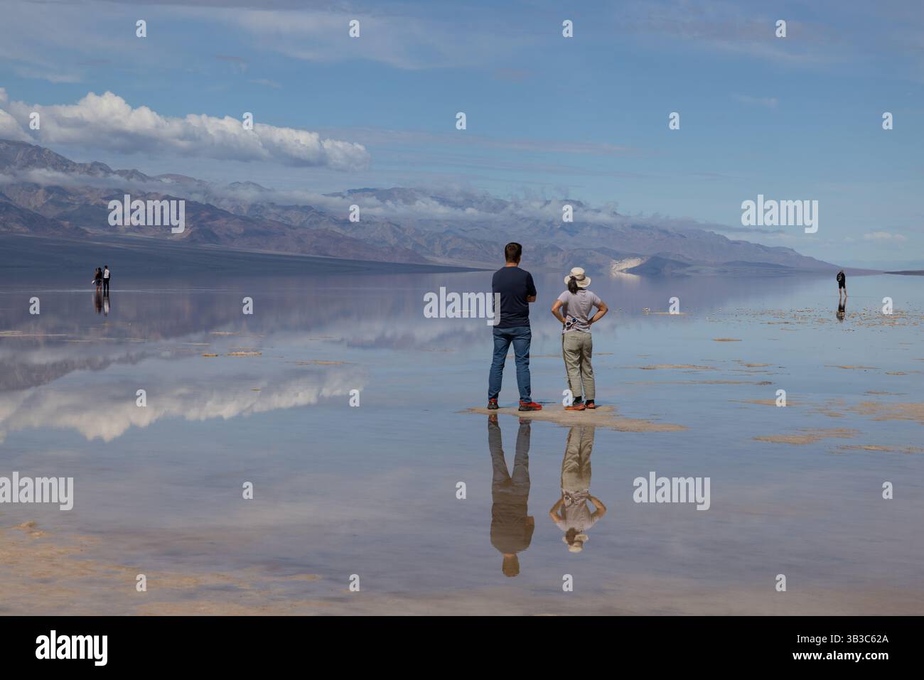 Persone che nuotano nel lago Manly a Badwater Basin dopo un inverno umido, nel Death Valley National Park, California Foto Stock