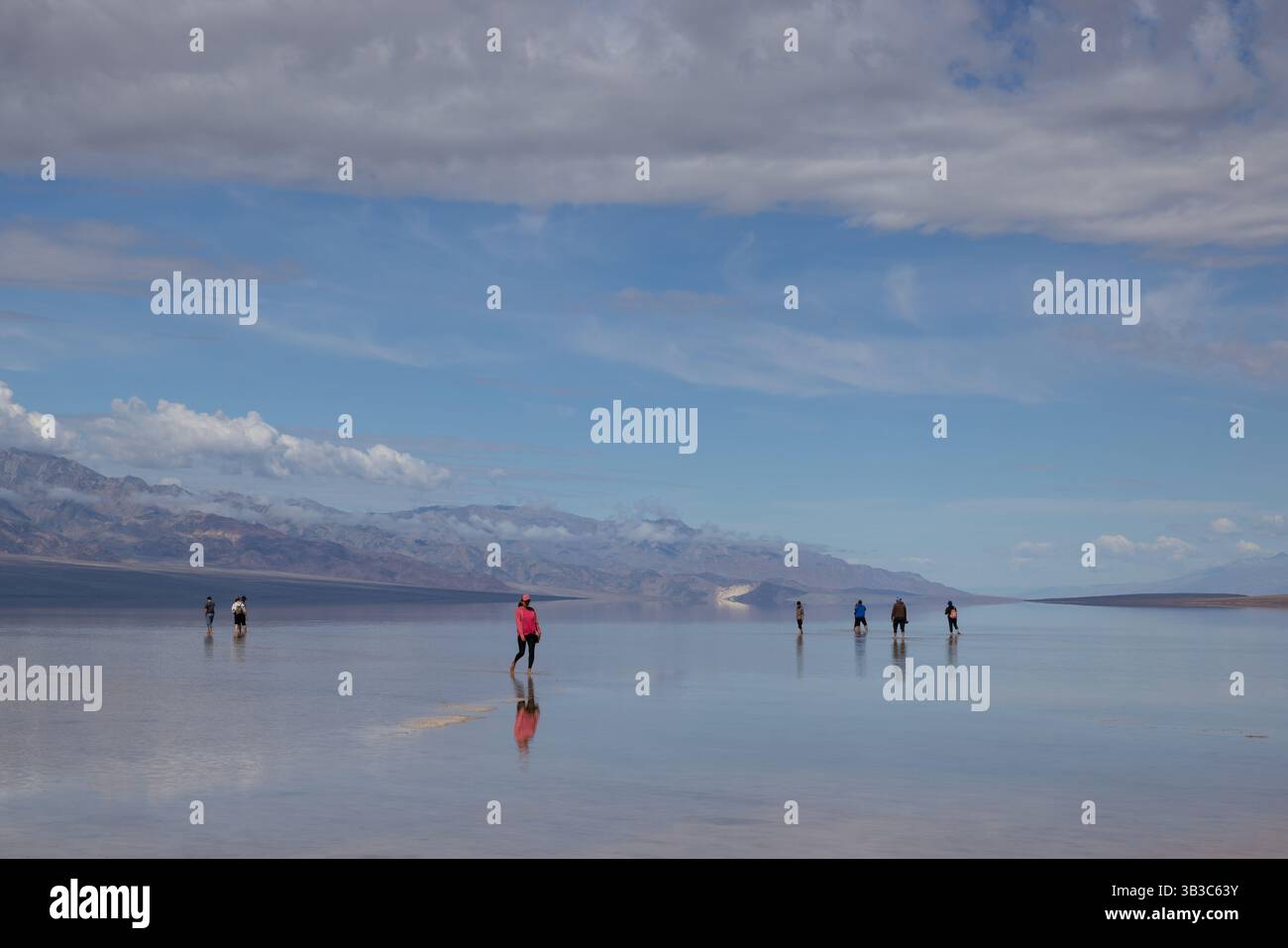 Persone che nuotano nel lago Manly a Badwater Basin dopo un inverno umido, nel Death Valley National Park, California Foto Stock