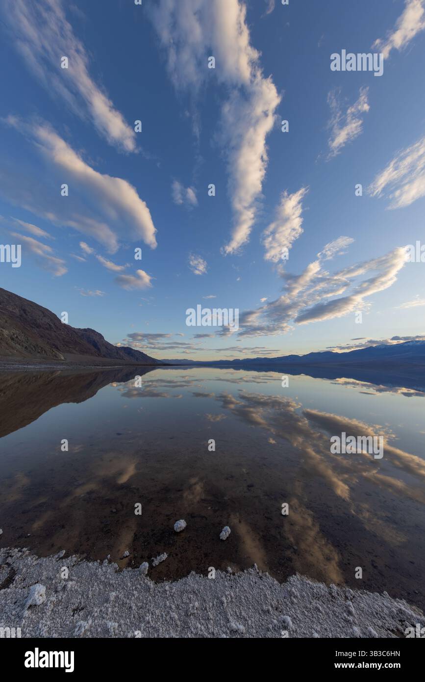 Lago Manly in serata, bacino Badwater dopo un inverno umido, Death Valley National Park, California Foto Stock
