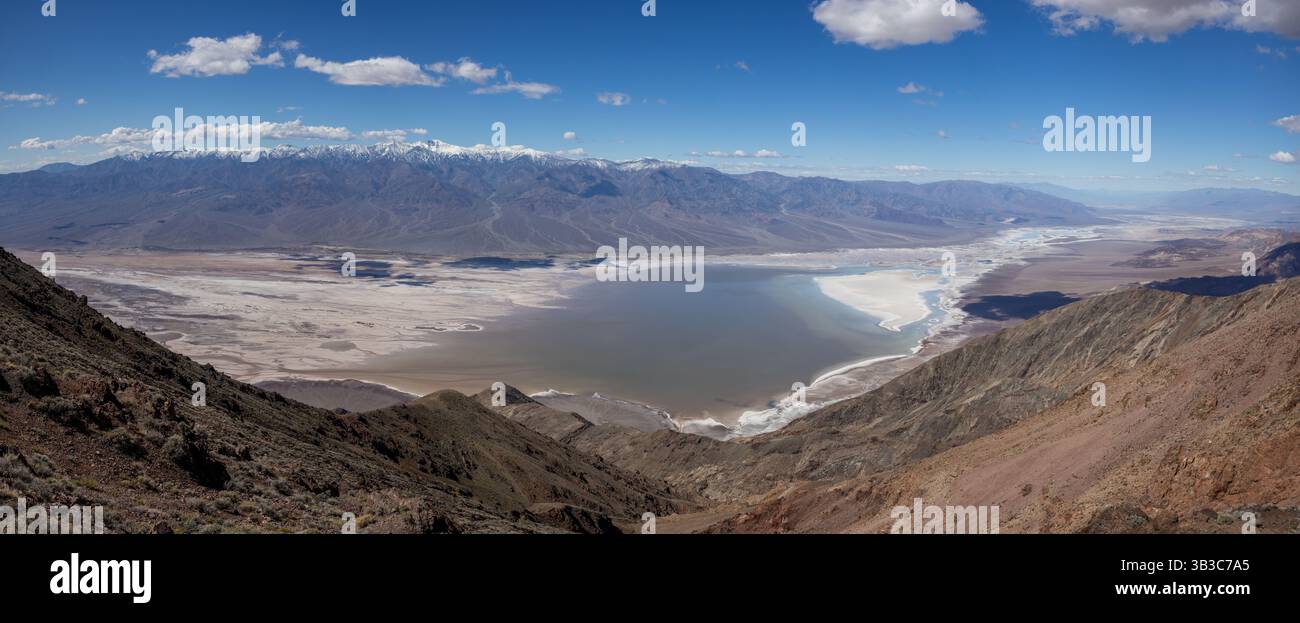 Dante's View si affaccia sul lago Manly nel bacino Badwater e sulla catena Panamint in primavera, sul Death Valley National Park, California Foto Stock