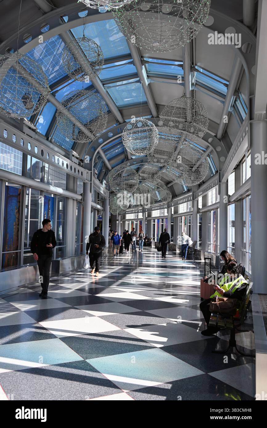 Il corridoio del ponte sopraelevato tra i terminal uno e due dell'aeroporto o'Hare di Chicago si snoda dolcemente Foto Stock