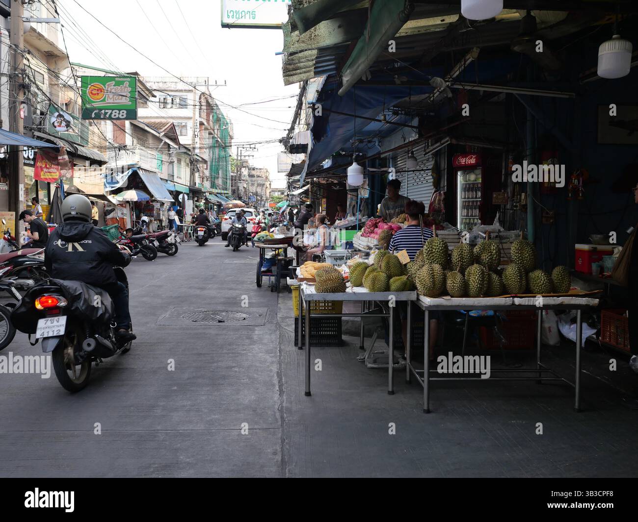 Scenario di Phetchaburi Soi 12, Bangkok, Thailandia il 28 aprile 2025 Foto Stock
