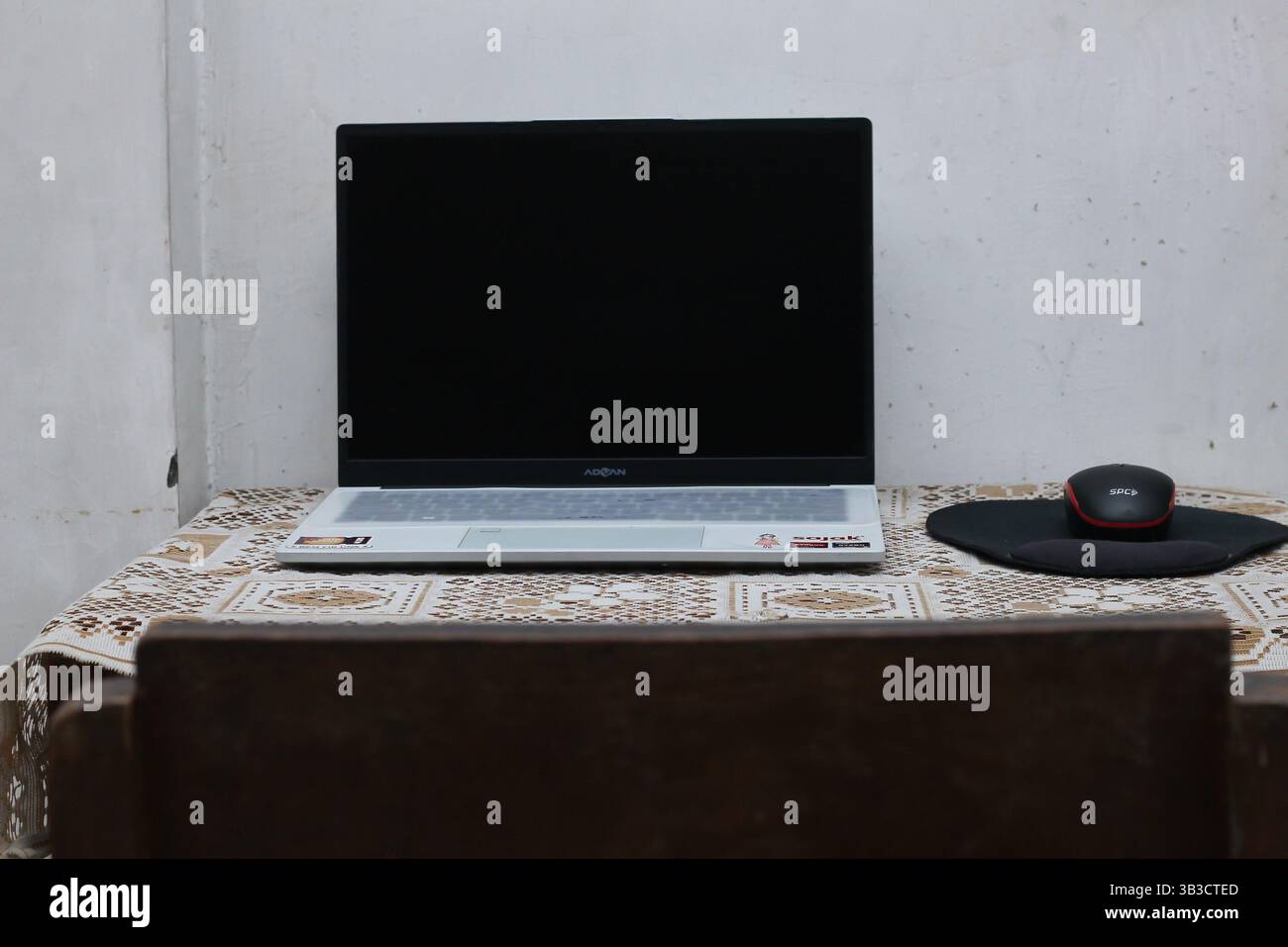 Indonesia, Sukoharjo - aprile 28,2025: Laptop e mouse sul tavolo disposti in modo ordinato e pronti per essere utilizzati per il lavoro Foto Stock