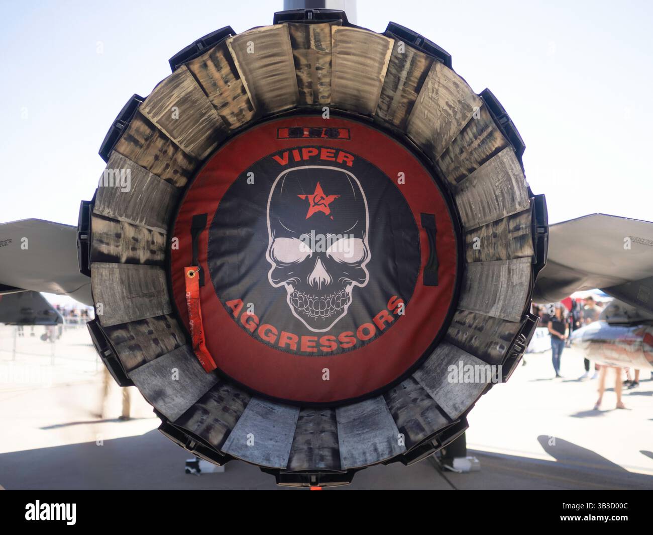 Coperchio di scarico del motore da caccia F-16 con logo Soviet Skull Foto Stock