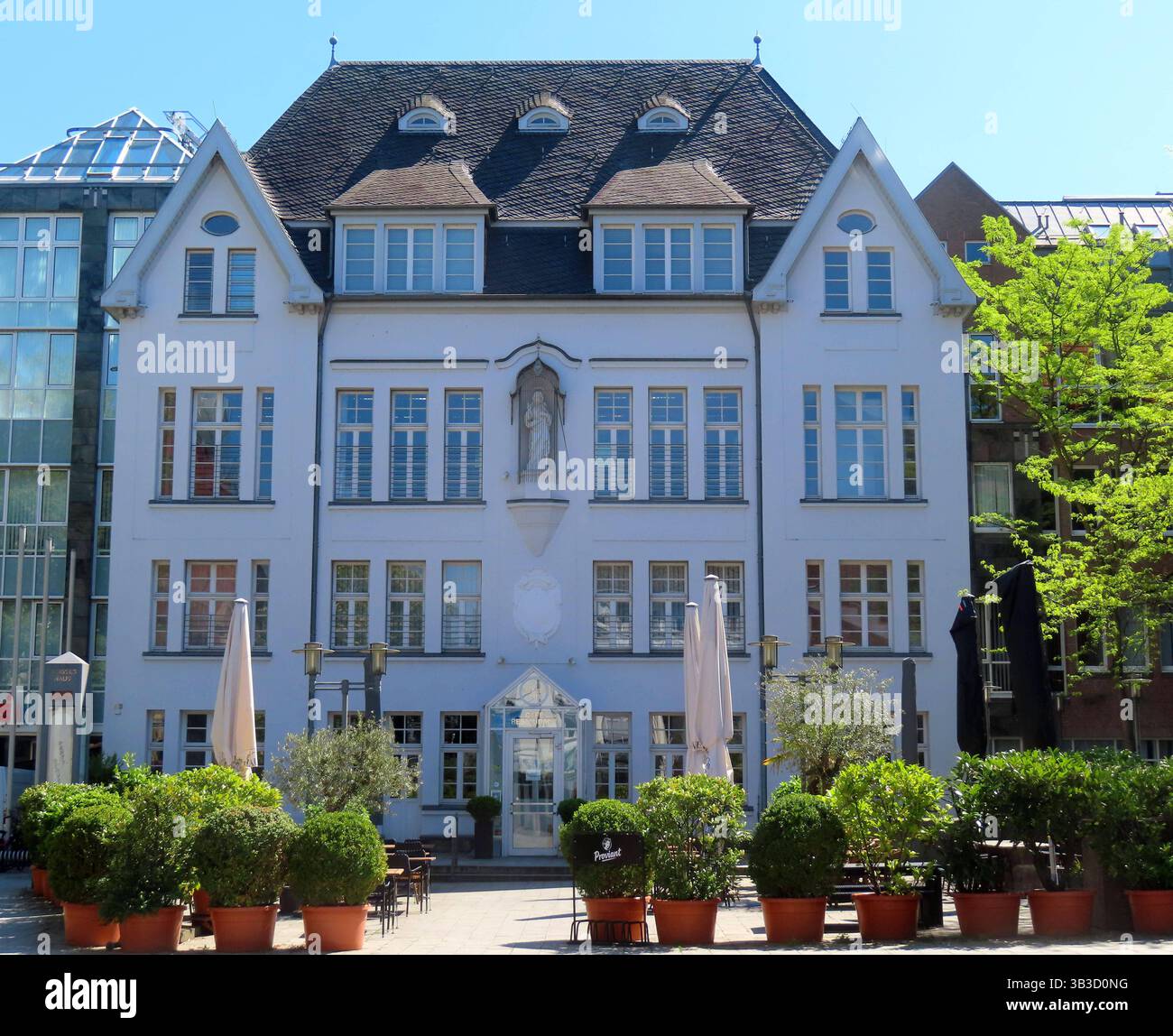 ...Das historische Gebaeude Weisses Haus beherbergt heuer ein Restaurant und Bistro... Neuss Weisses Haus *** lo storico edificio Weisses Haus ospita ora un ristorante e un bistrot Neuss Weisses Haus Foto Stock