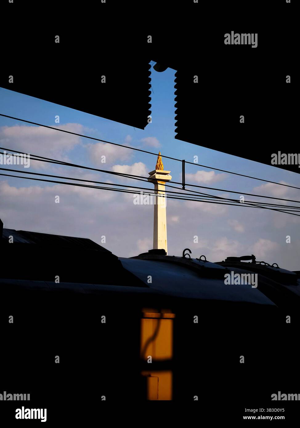 Cornice artistica dell'edificio del Monumento Nazionale visto dalla stazione ferroviaria di Gambir, nel centro di Giacarta, Indonesia Foto Stock