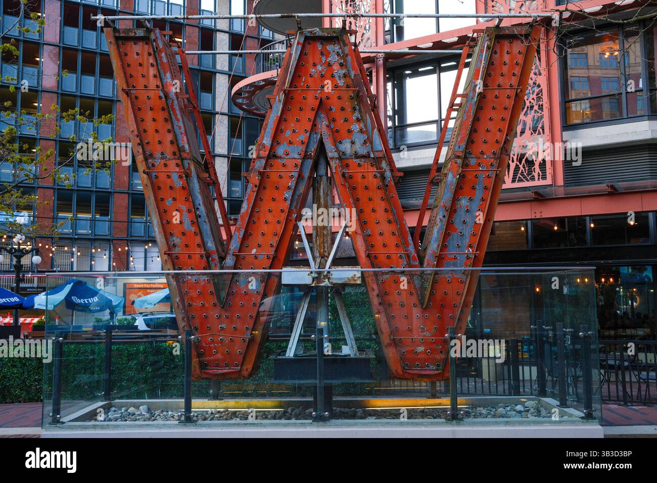 La storica "W" dalla cima del Woodward's Building lungo West Hastings Street a Vancouver, British Columbia. Foto Stock