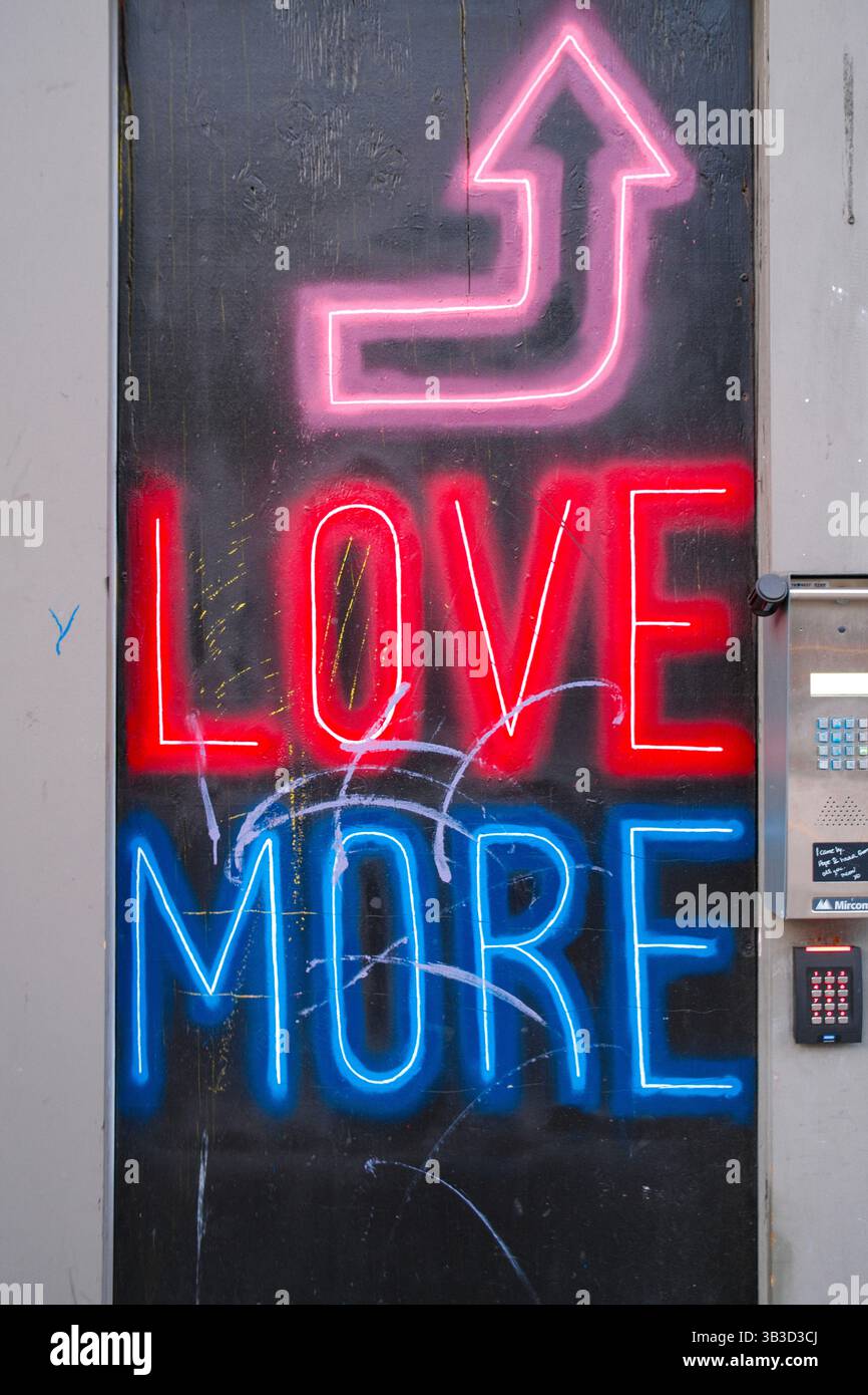 Un messaggio positivo in un cartello al neon lungo West Hastings Street a Vancouver, British Columbia. Foto Stock