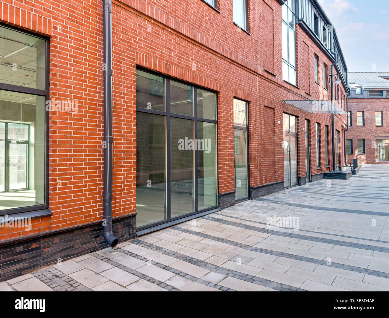 vecchi edifici in mattoni rossi dopo la ristrutturazione. sviluppo urbano dell'ex zona industriale. Foto Stock