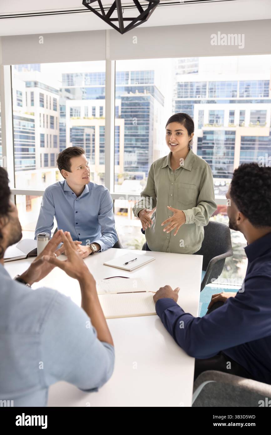 La donna professionista indiana fa il discorso davanti agli stakeholder Foto Stock