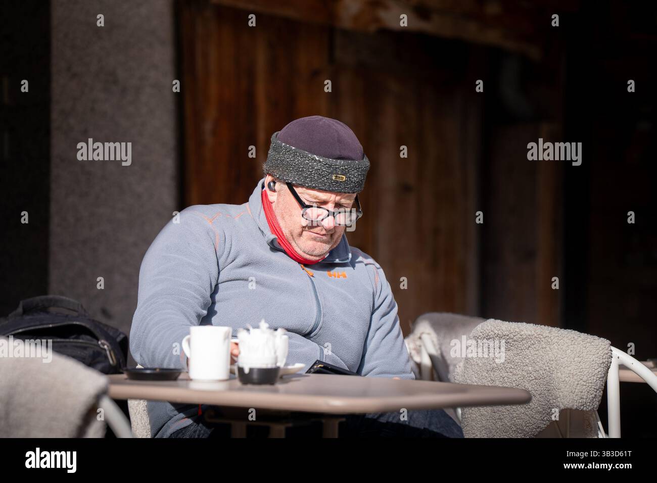 Volti di persone al mercato all'aperto di Chamonix che vendono cibo e bevande Foto Stock