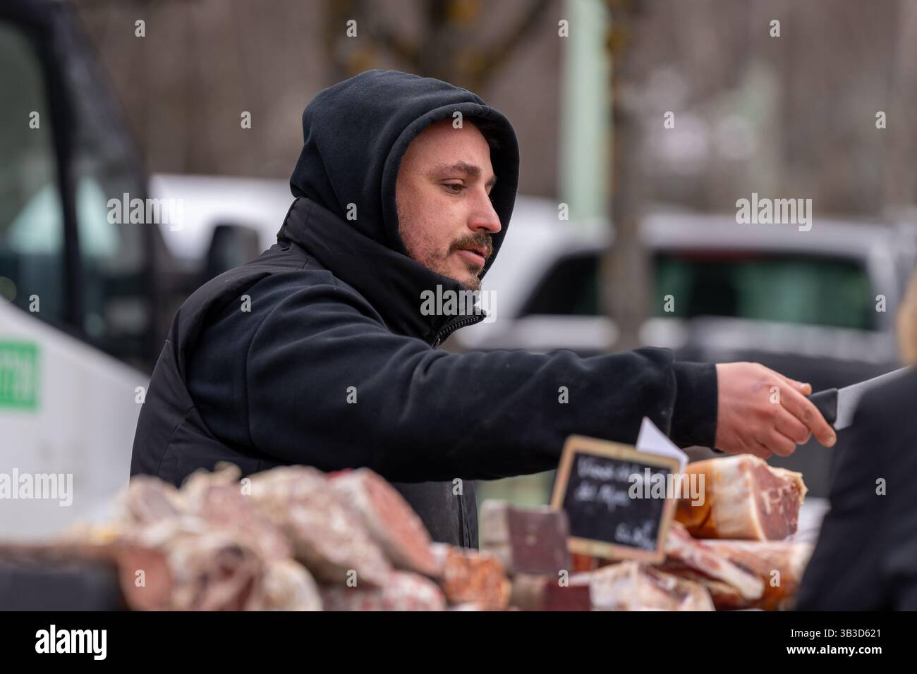 Volti di persone al mercato all'aperto di Chamonix che vendono cibo e bevande Foto Stock