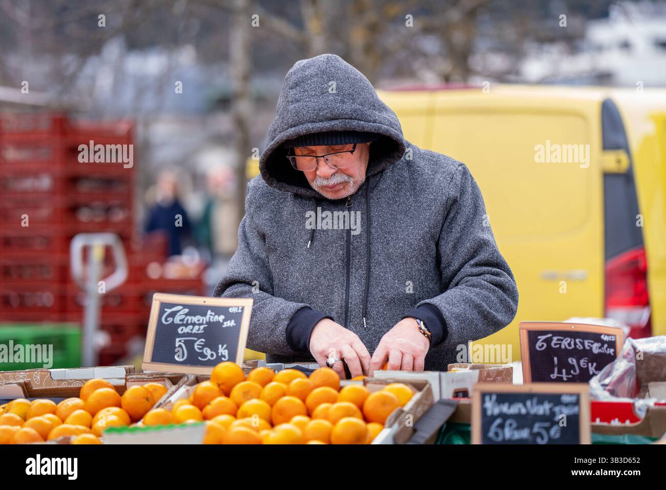 Volti di persone al mercato all'aperto di Chamonix che vendono cibo e bevande Foto Stock