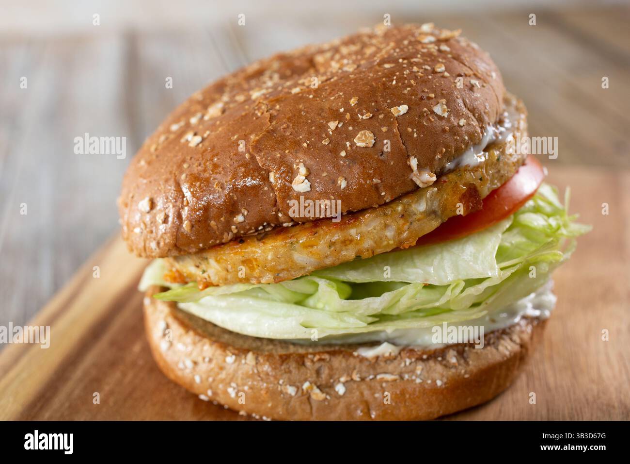 Vista di un hamburger, con un hamburger a base di ingredienti vegetali. Foto Stock