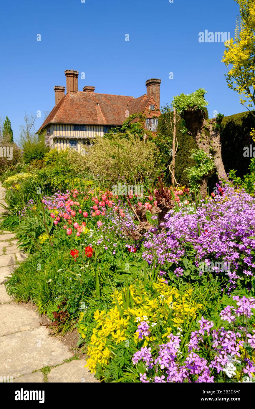 Grande Dixter casa e giardino in primavera, East Sussex, Regno Unito Foto Stock