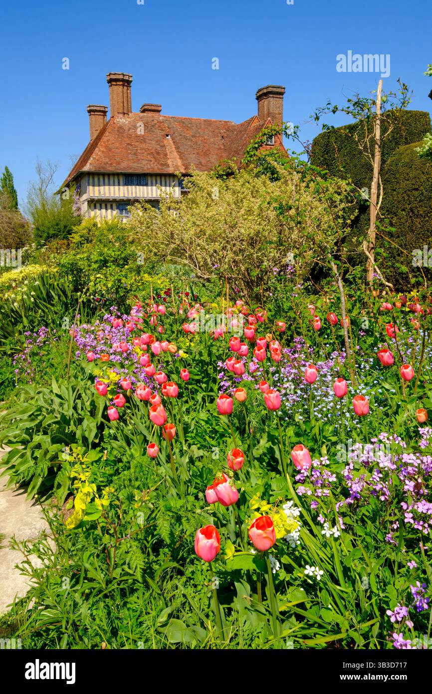 Grande Dixter casa e giardino in primavera, East Sussex, Regno Unito Foto Stock