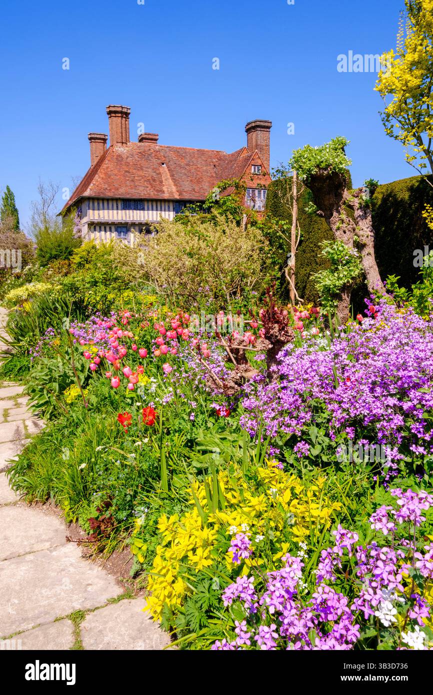 Grande Dixter casa e giardino in primavera, East Sussex, Regno Unito Foto Stock