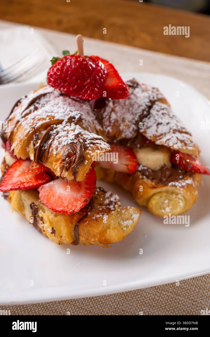 Vista di un panino con croissant alla frutta e crema di nocciole al cioccolato. Foto Stock