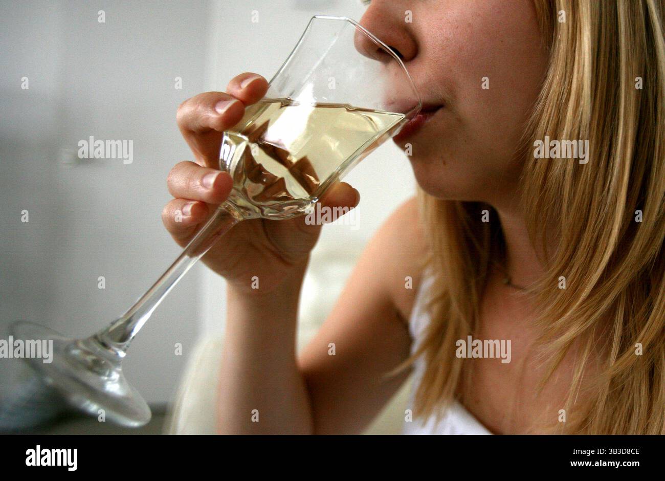 FOTO POSATO DAL MODELLO foto file datata 05/09/09 di una donna che beve un bicchiere di vino bianco. Secondo una nuova ricerca, bere vino bianco e champagne, mangiare più frutta e mantenere le linee di vita sottili potrebbe ridurre il rischio di arresto cardiaco improvviso. Data di pubblicazione: Martedì 29 aprile 2025. Foto Stock