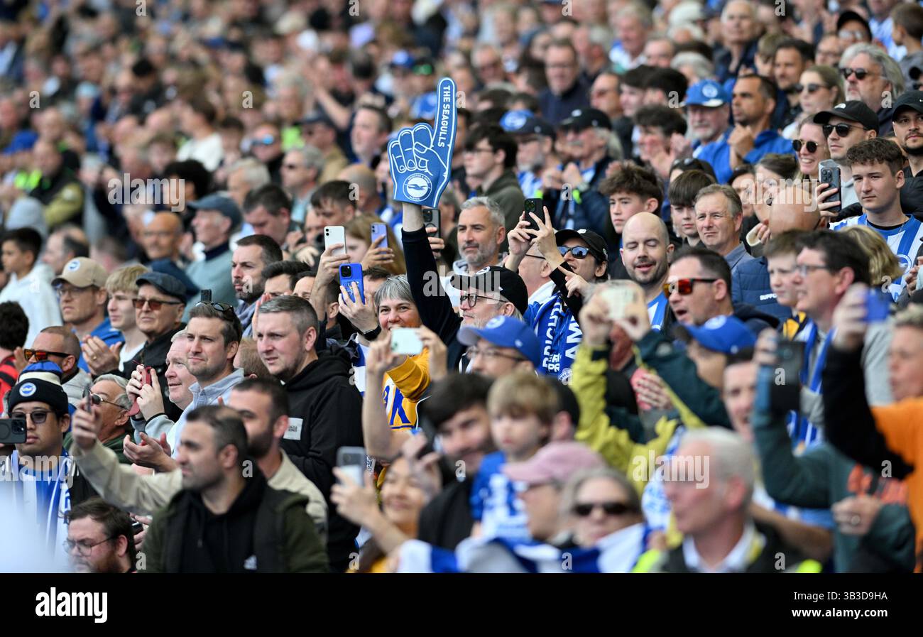 Tifosi del Brighton durante la partita di Premier League tra Brighton e Hove Albion e West Ham United all'American Express Stadium , Brighton , Regno Unito - 26 aprile 2025 foto Simon Dack / Telephoto Images solo uso editoriale. Niente merchandising. Per le immagini di calcio si applicano restrizioni fa e Premier League inc. Non è consentito l'utilizzo di Internet/dispositivi mobili senza licenza FAPL. Per ulteriori dettagli, contattare Football Dataco Foto Stock