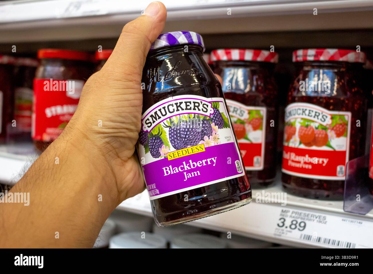Los Angeles, California, Stati Uniti - 08-09-2019: Una vista di una mano che regge un barattolo di marmellata di mora di Smucker presso il negozio di alimentari. Foto Stock