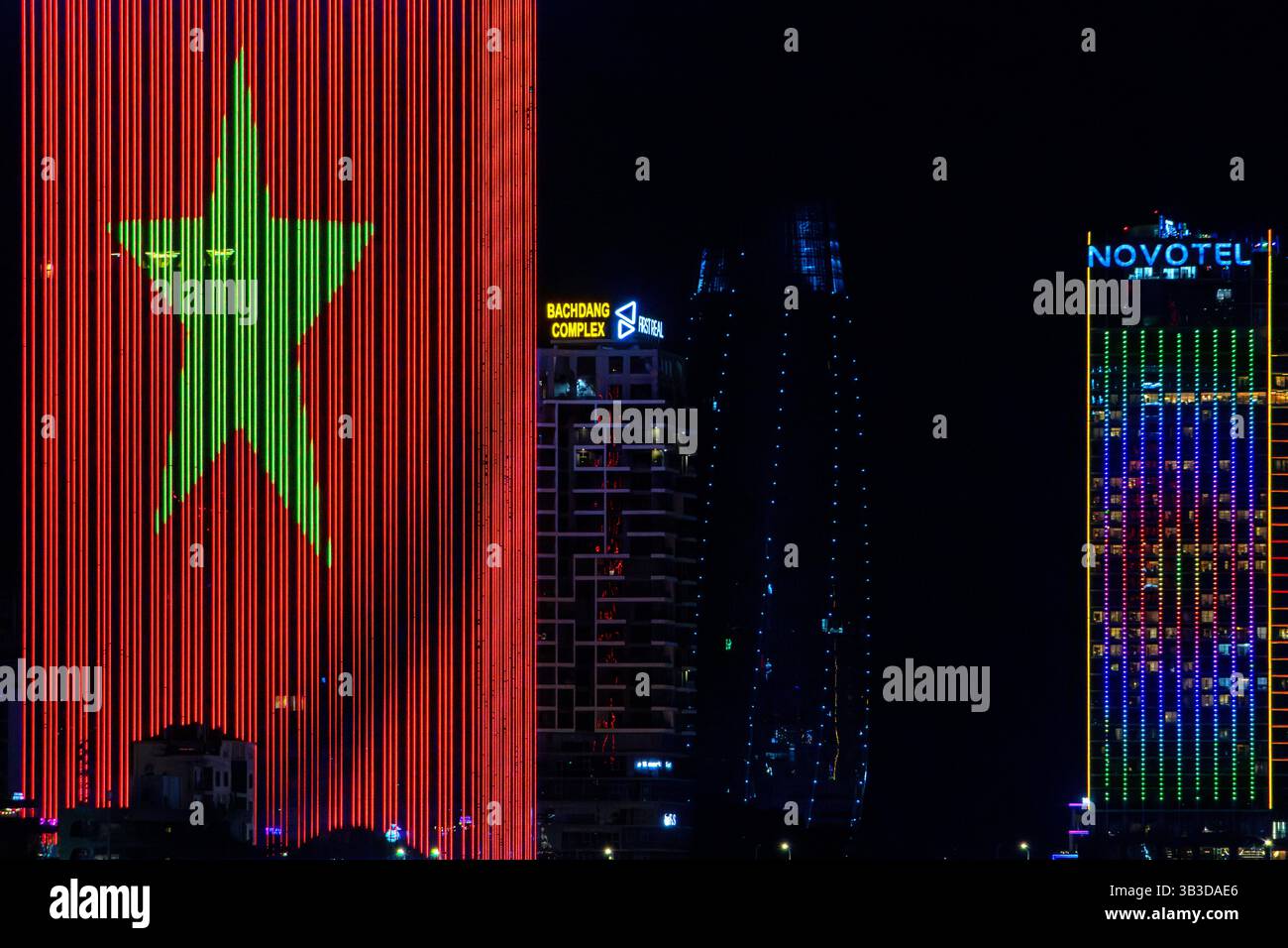 DANANG, VIETNAM, APR 27 2025, illuminazione del muro del grattacielo in celebrazione del 50° anniversario della riunificazione nazionale del Vietnam Foto Stock