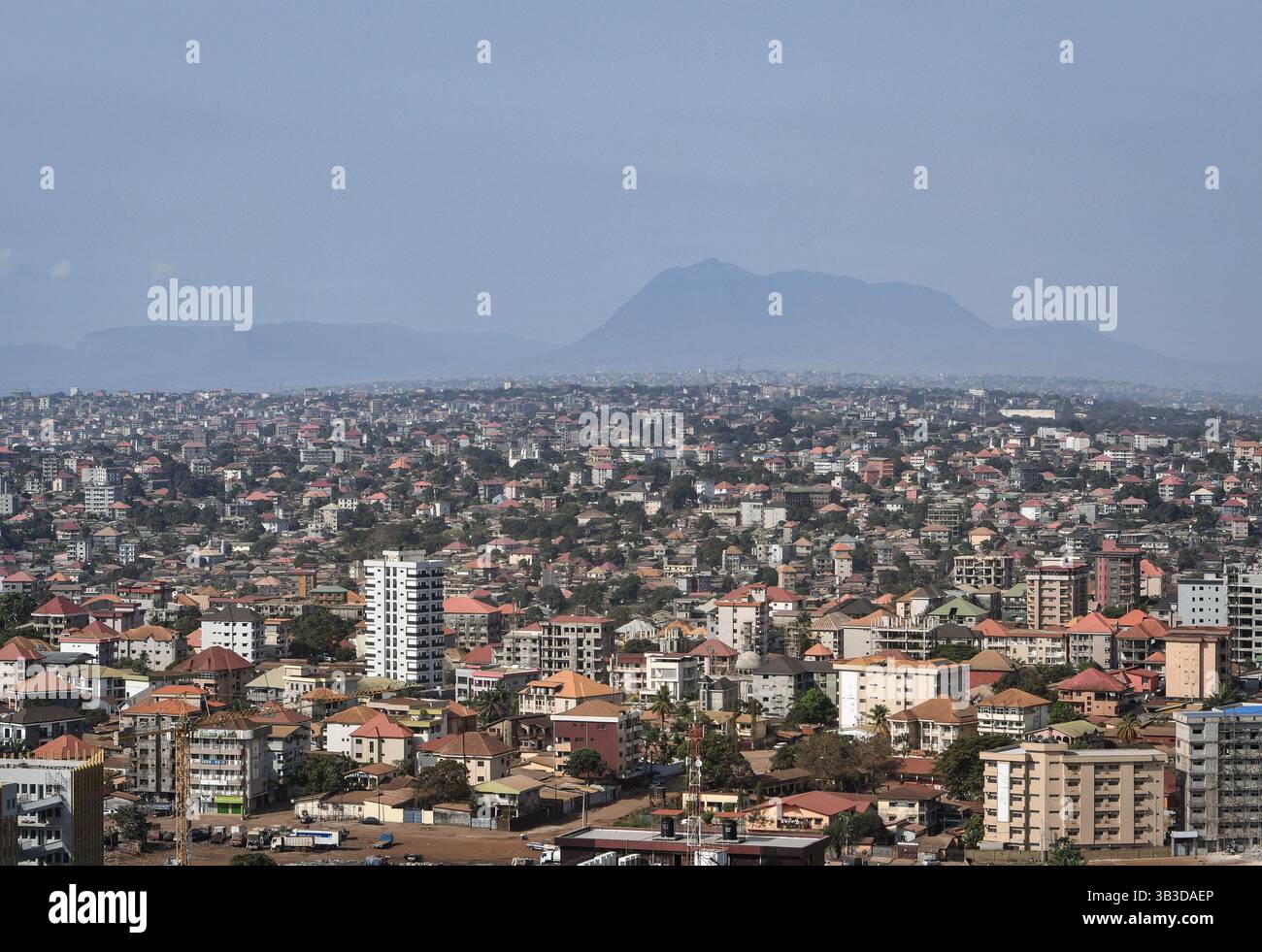 Conakry. 27 aprile 2025. Questa foto scattata il 27 aprile 2025 mostra una vista della città di Conakry, Guinea. Conakry, situata sulla costa atlantica dell'Africa occidentale, è la capitale e la città più grande della Guinea, nonché il centro politico, economico e culturale del paese. Crediti: Han Xu/Xinhua/Alamy Live News Foto Stock
