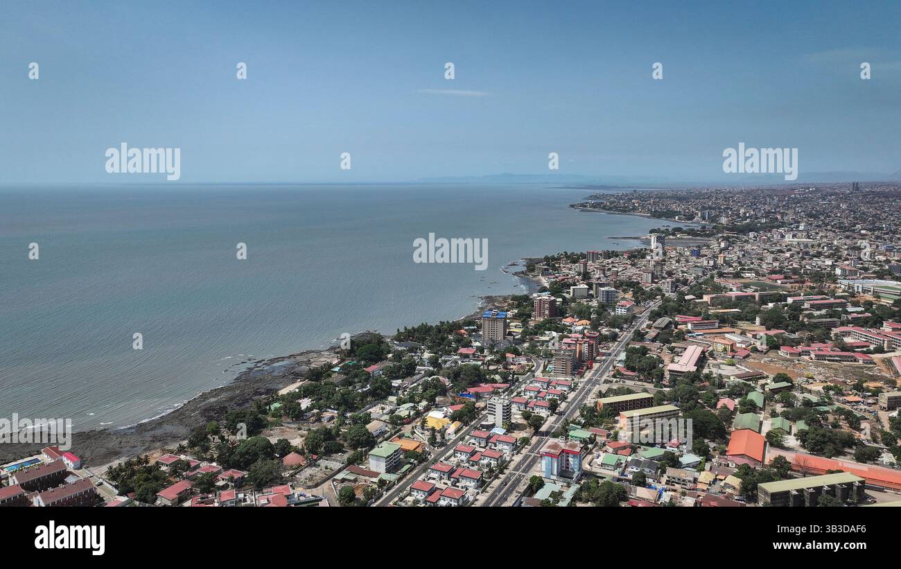 Conakry. 27 aprile 2025. Una foto aerea scattata il 27 aprile 2025 mostra una vista della città di Conakry, Guinea. Conakry, situata sulla costa atlantica dell'Africa occidentale, è la capitale e la città più grande della Guinea, nonché il centro politico, economico e culturale del paese. Crediti: Han Xu/Xinhua/Alamy Live News Foto Stock