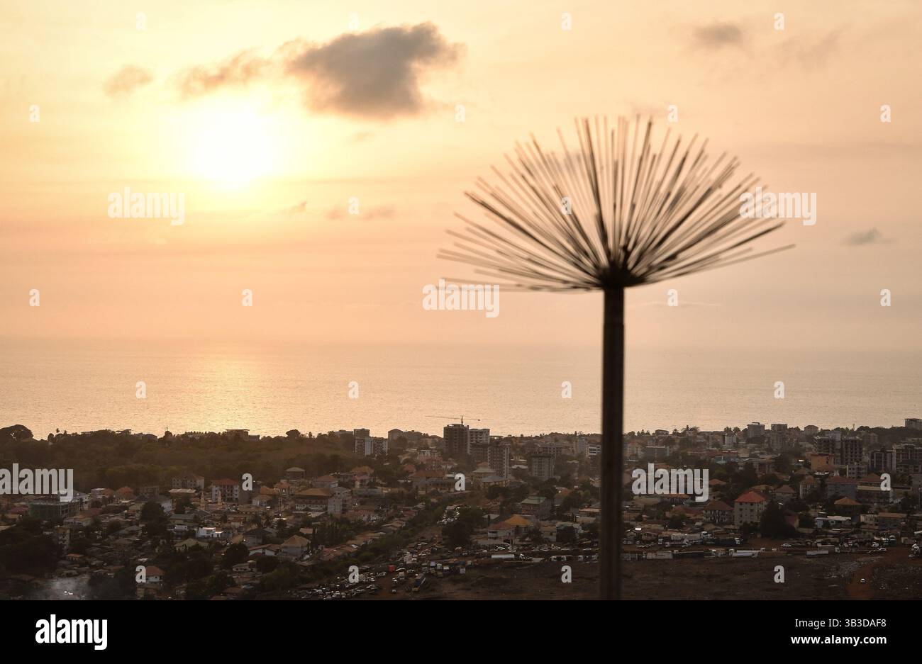 Conakry. 26 aprile 2025. Questa foto scattata il 26 aprile 2025 mostra una vista al tramonto di Conakry, Guinea. Conakry, situata sulla costa atlantica dell'Africa occidentale, è la capitale e la città più grande della Guinea, nonché il centro politico, economico e culturale del paese. Crediti: Han Xu/Xinhua/Alamy Live News Foto Stock