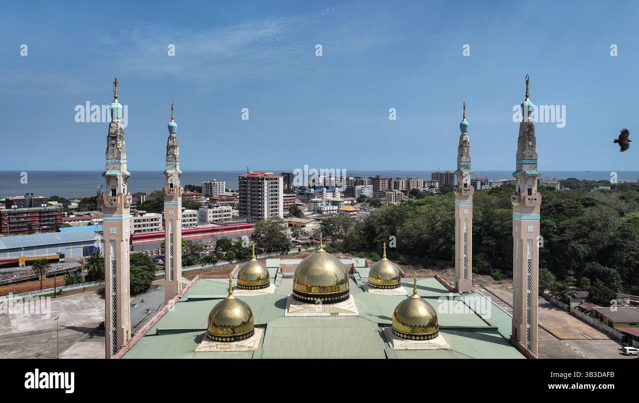 Conakry. 27 aprile 2025. Una foto aerea scattata il 27 aprile 2025 mostra una vista della città di Conakry, Guinea. Conakry, situata sulla costa atlantica dell'Africa occidentale, è la capitale e la città più grande della Guinea, nonché il centro politico, economico e culturale del paese. Crediti: Han Xu/Xinhua/Alamy Live News Foto Stock