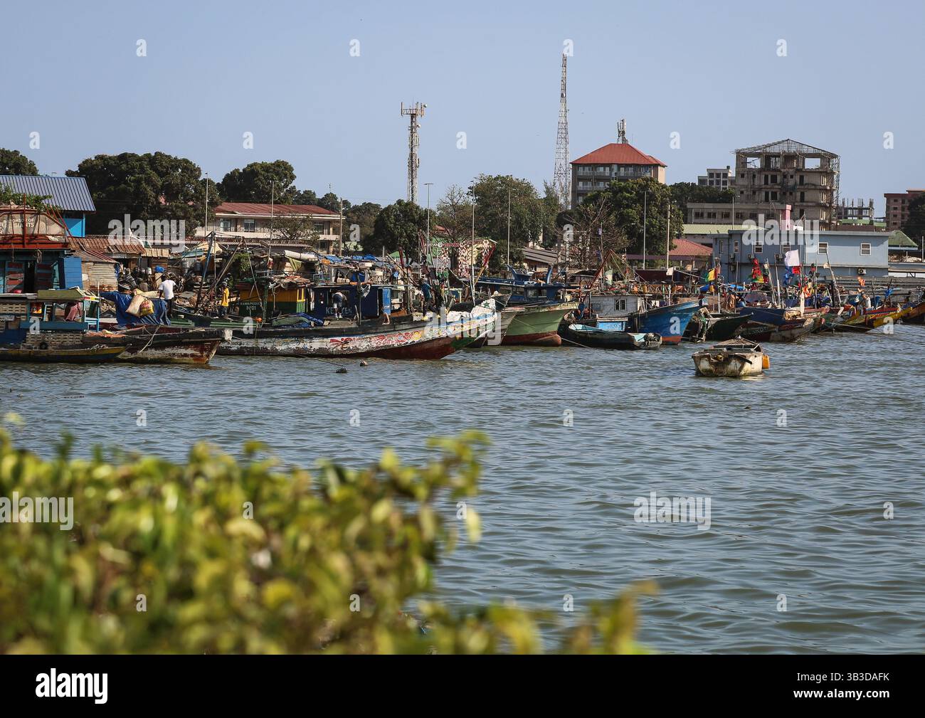Conakry. 25 aprile 2025. Questa foto scattata il 25 aprile 2025 mostra un porto di pescatori a Conakry, Guinea. Conakry, situata sulla costa atlantica dell'Africa occidentale, è la capitale e la città più grande della Guinea, nonché il centro politico, economico e culturale del paese. Crediti: Zhang Jian/Xinhua/Alamy Live News Foto Stock