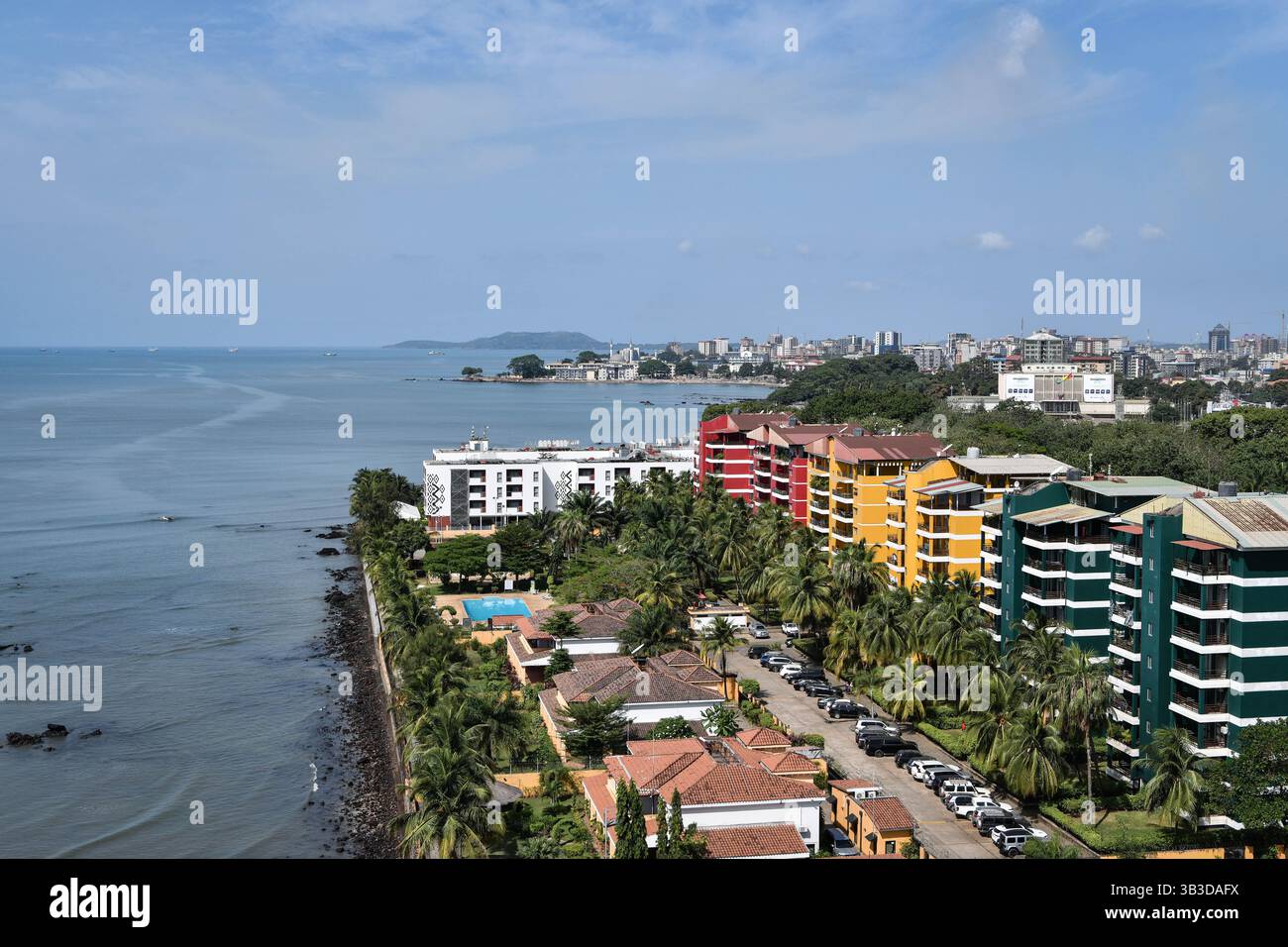 Conakry. 27 aprile 2025. Questa foto scattata il 27 aprile 2025 mostra una vista della città di Conakry, Guinea. Conakry, situata sulla costa atlantica dell'Africa occidentale, è la capitale e la città più grande della Guinea, nonché il centro politico, economico e culturale del paese. Crediti: Han Xu/Xinhua/Alamy Live News Foto Stock