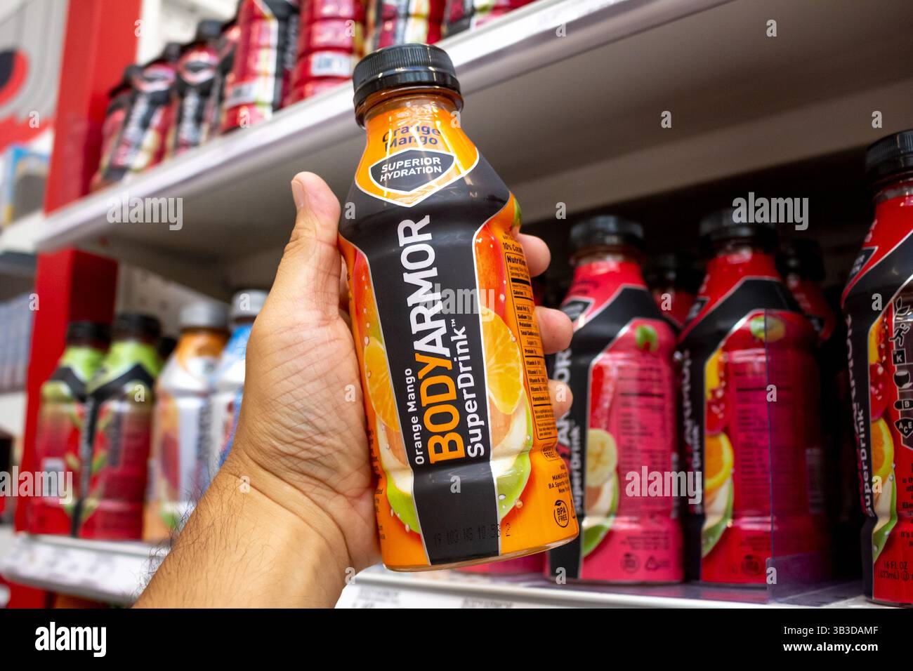Los Angeles, California, Stati Uniti - 08-09-2019: Una vista di una mano che tiene una bottiglia di Body Armor, in mostra in un negozio di alimentari. Foto Stock
