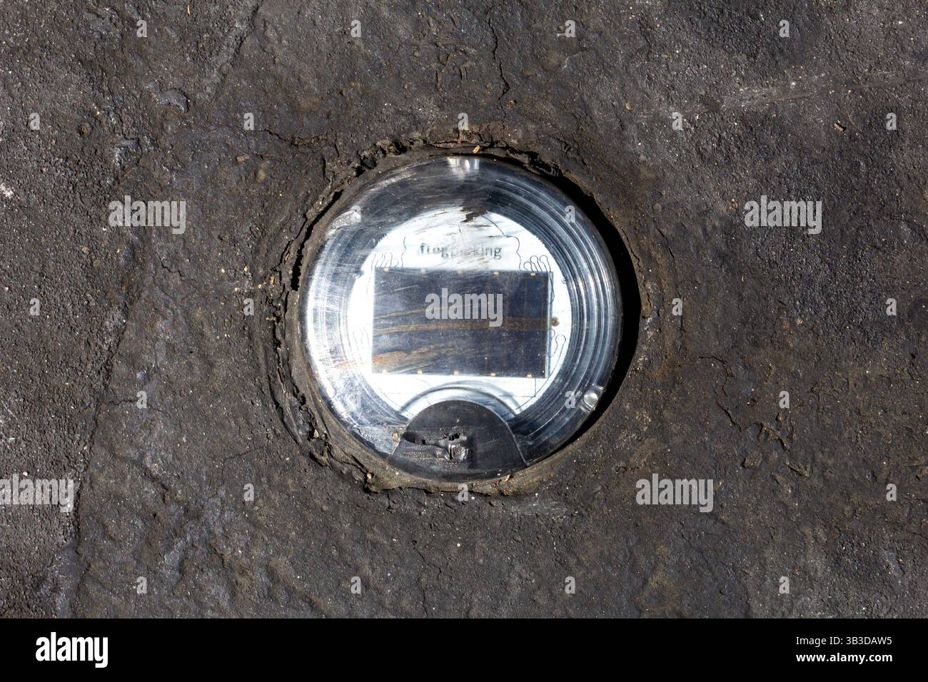 Los Angeles, California, Stati Uniti - 07-22-2020: Una vista di un dispositivo di rilevamento dello stallo del parcheggio FrogParking visto in un centro commerciale locale. Foto Stock