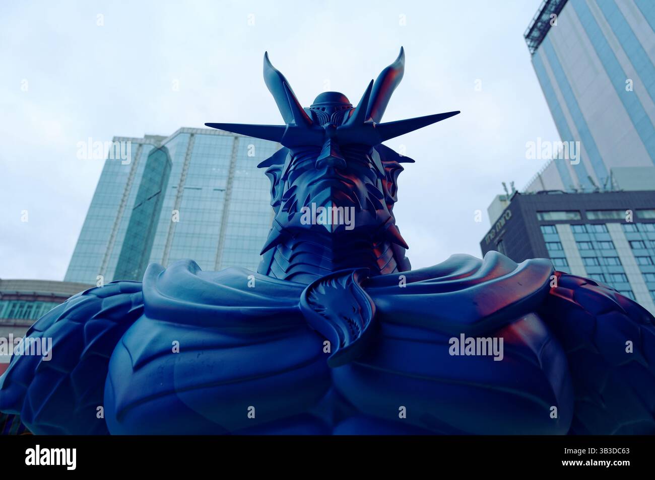 La minacciosa statua del Signore del Drago sorge sulla Avenue of Comic Stars di Hong Kong Foto Stock