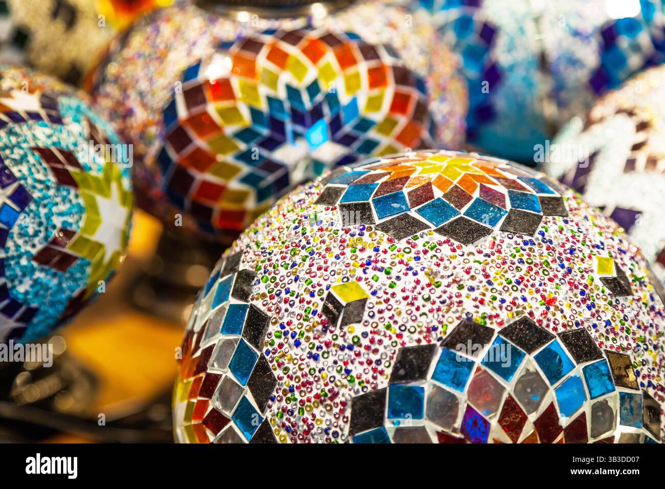 Lampade da tavolo tradizionali con lampadine in vetro a forma di mosaico multicolore. Foto Stock