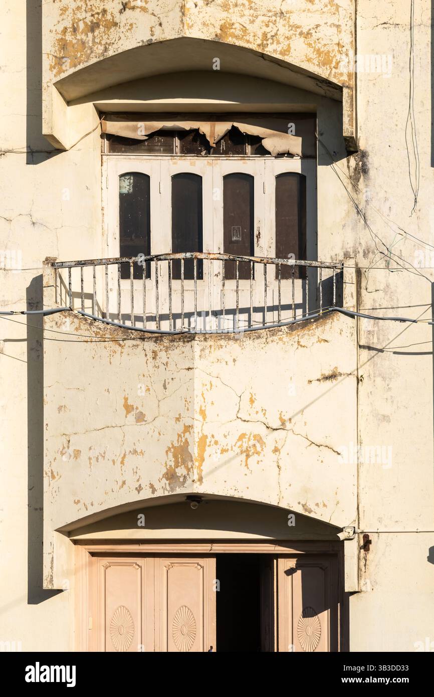 Finestra e balcone di una casa in un vecchio condominio. Foto Stock