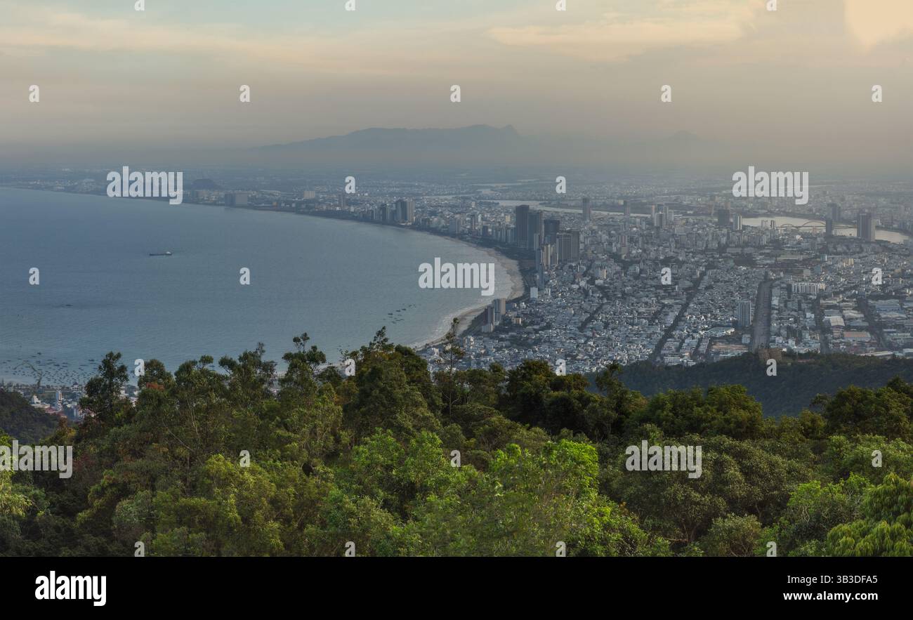 Vista panoramica panoramica della città di da Nang dal punto panoramico del passo Son tra al tramonto Foto Stock