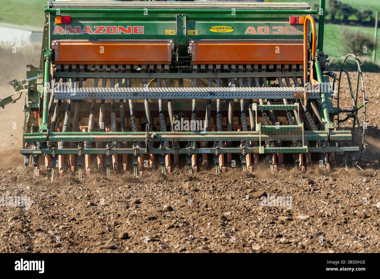 L'allevatore di manzo semina l'orzo primaverile, la varietà "Georgina" a Ballinascarthy, West Cork, Irlanda. Foto Stock