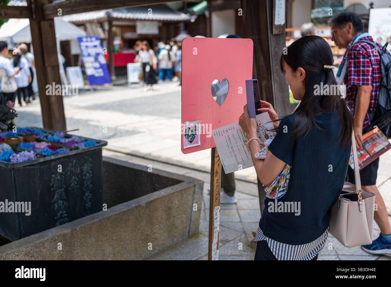Kyoto, Giappone - giugno 26 2025 : piatto di foto a forma di cuore vicino al 'Ryu Chozu' Hana Chozu al Tempio Yanagidani Kannon Yokoku-ji. Foto Stock