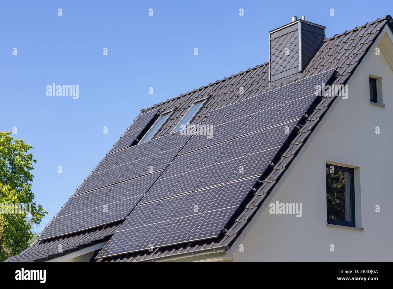 grande tetto solare su una casa bianca per famiglie Foto Stock