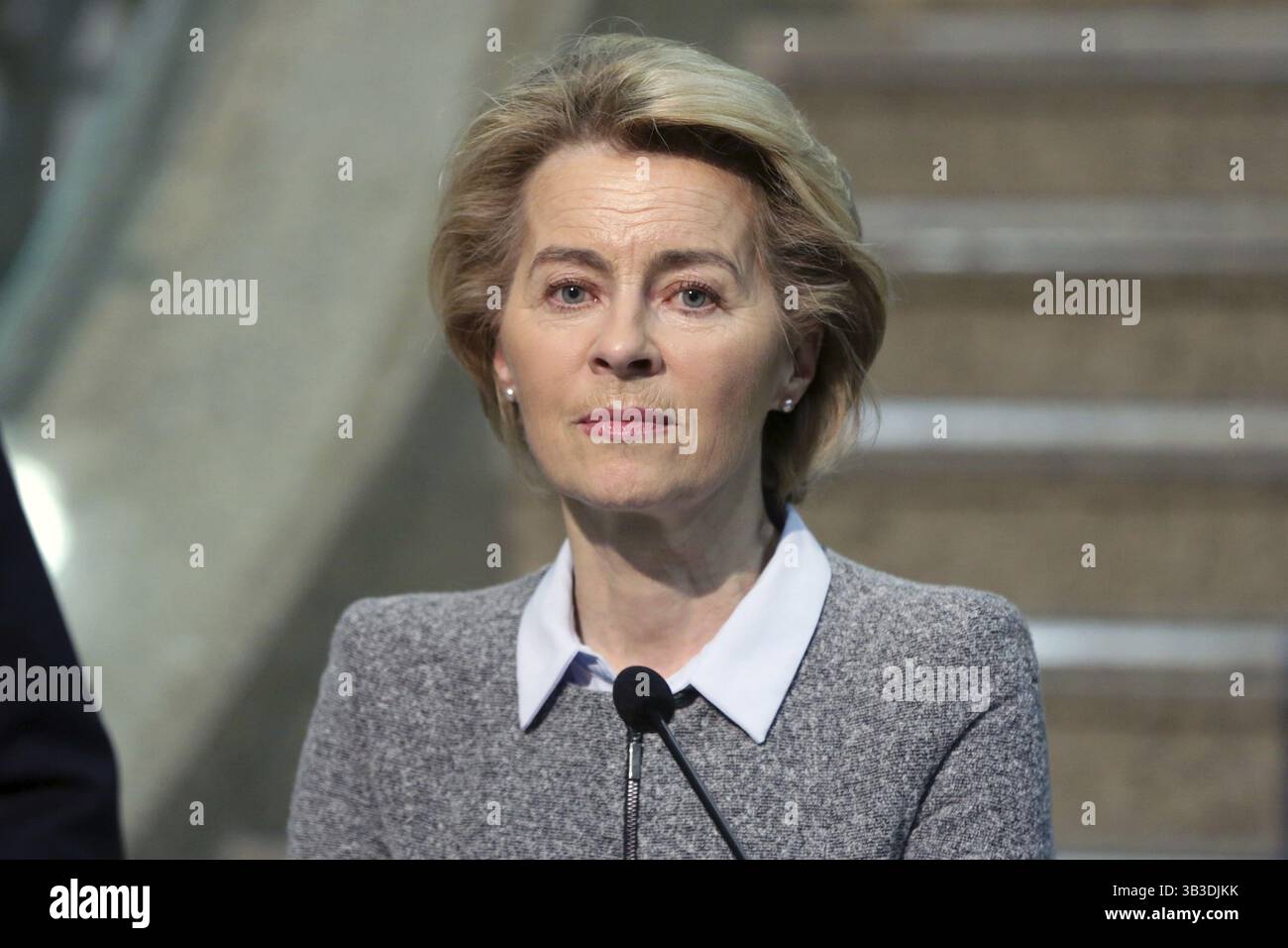 Sofia, Bulgaria - 3 marzo 2020: Il Presidente della Commissione europea Ursula von der Leyen tiene una conferenza stampa all'aeroporto di Sofia Foto Stock