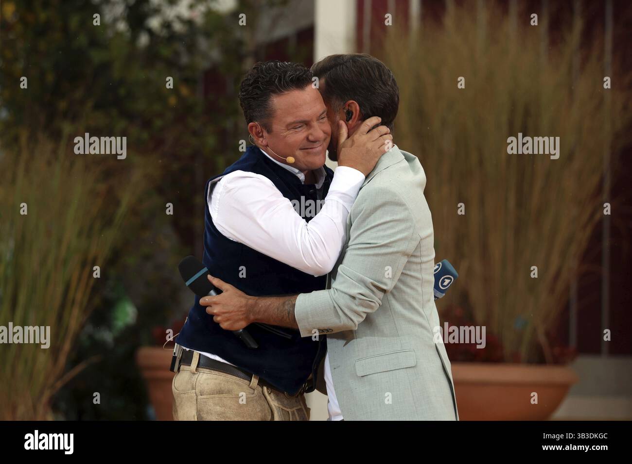 Due veri amici: Stefan Mross (cantante/presentatore/intrattenitore) e l'ospite a sorpresa Florian Silbereisen (cantante/musicista/intrattenitore) all'ARD Foto Stock