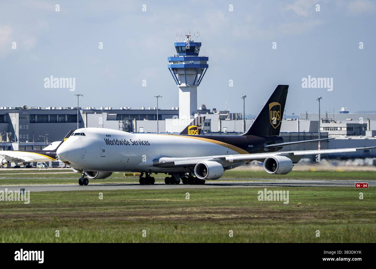 Aeromobili cargo, UPS, Boeing 747-8F, in viaggio per il decollo, Air Cargo Centre, Aeroporto di Colonia-Bonn, CGN, Renania settentrionale-Vestfalia, traffico aereo Germania C Foto Stock