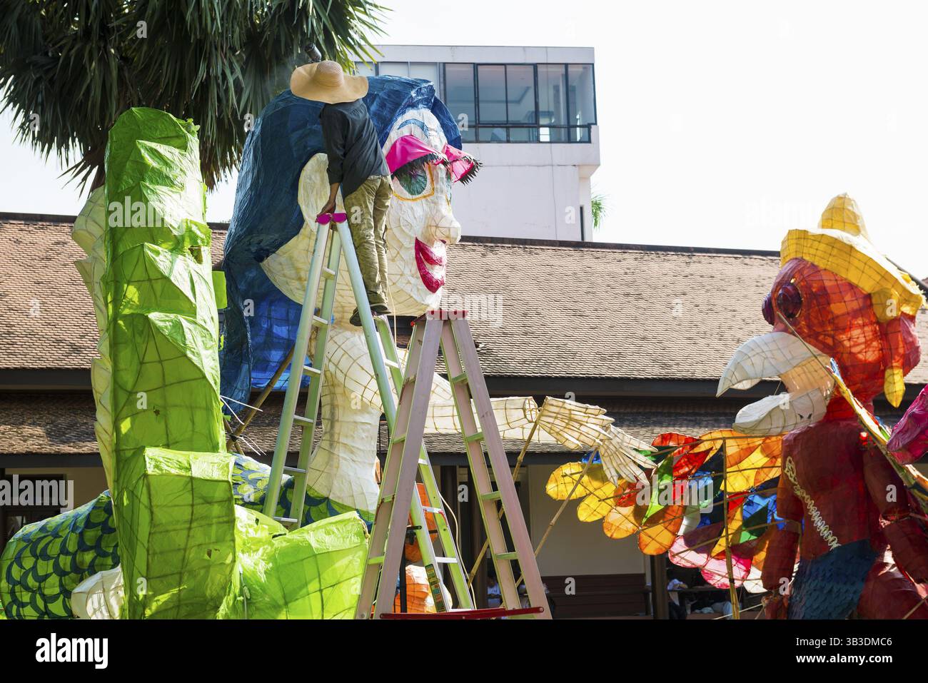 Costruire figure giganti per una parata, Siem Reap, Cambogia, Sud-est asiatico, Asia Foto Stock